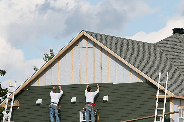 Professional Siding technician working in Campbell, FL